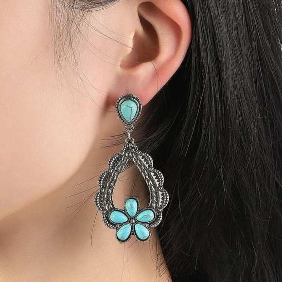 Jewelry - VINTAGE TURQUOISE EARRINGS